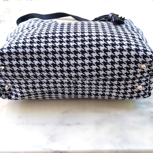 NWT. The Limited Houndstooth pattern shoulder/crossbody bag w/big front pockets. - Picture 6 of 8